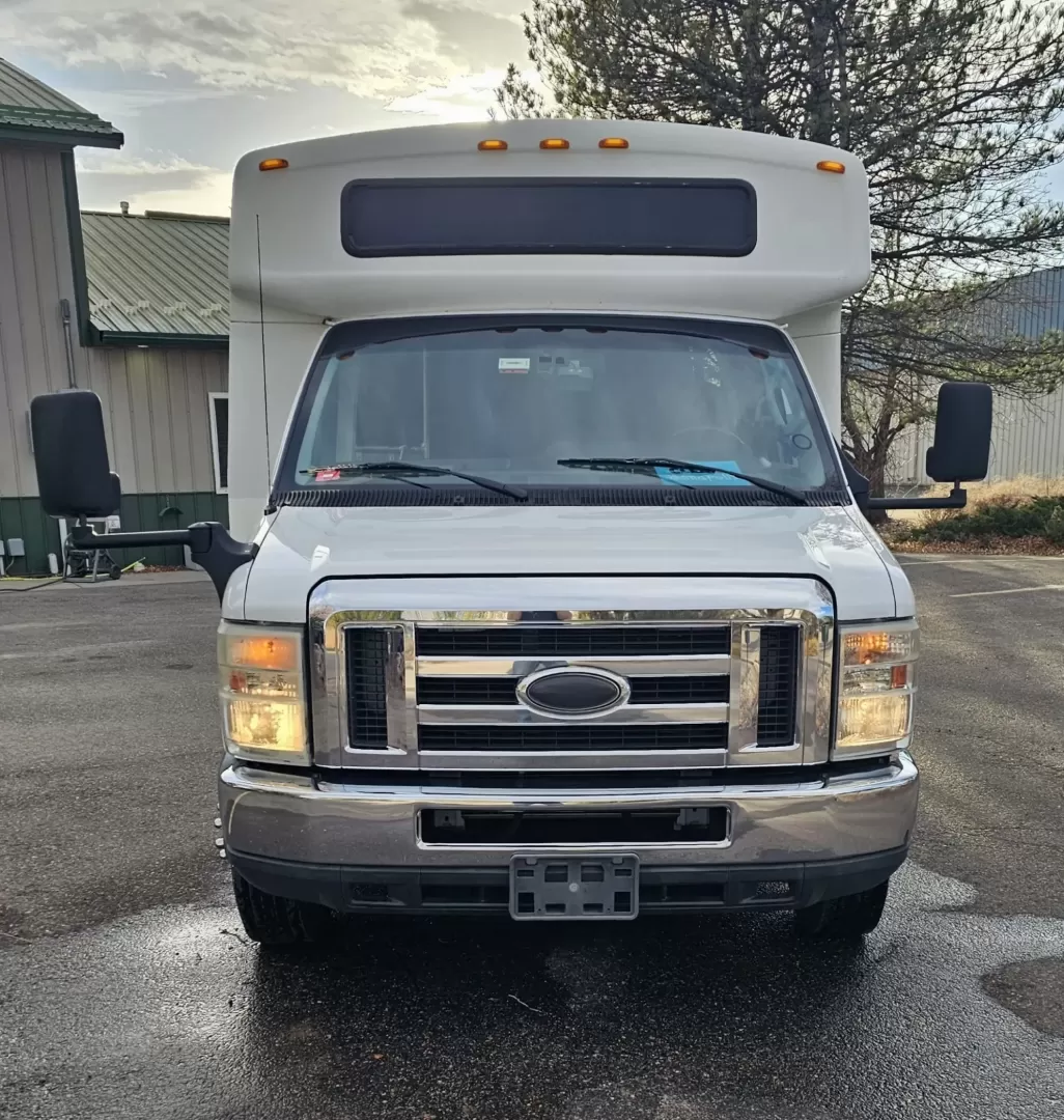 2015 White /Black Ford E450 with an V10 engine, Auto transmission, 0.000000, 0.000000 - 2015 FORD E450 CHAMPION - CHALLENGER V-10 GAS 24 PASSENGER PLUS DRIVER WHITE EXTERIOR EXECUTIVE SHUTTLE BLACK EXECUTIVE SEATS AISLE ARMREST LAP BELTS RECLINER SEATS WOOD LOOK FLOORING REAR LUGGAGE AND MUCH MORE! SIDE PANEL DRIVERS SIDE DAMAGE LOW MILES - WELL MAINTAINED FINANCING AVAILABLE LOCATED I - Photo#11