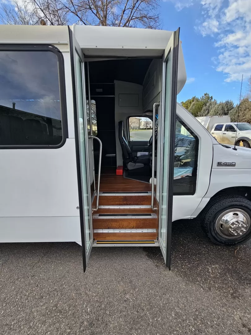 2015 White /Black Ford E450 with an V10 engine, Auto transmission, 0.000000, 0.000000 - 2015 FORD E450 CHAMPION - CHALLENGER V-10 GAS 24 PASSENGER PLUS DRIVER WHITE EXTERIOR EXECUTIVE SHUTTLE BLACK EXECUTIVE SEATS AISLE ARMREST LAP BELTS RECLINER SEATS WOOD LOOK FLOORING REAR LUGGAGE AND MUCH MORE! SIDE PANEL DRIVERS SIDE DAMAGE LOW MILES - WELL MAINTAINED FINANCING AVAILABLE LOCATED I - Photo#14