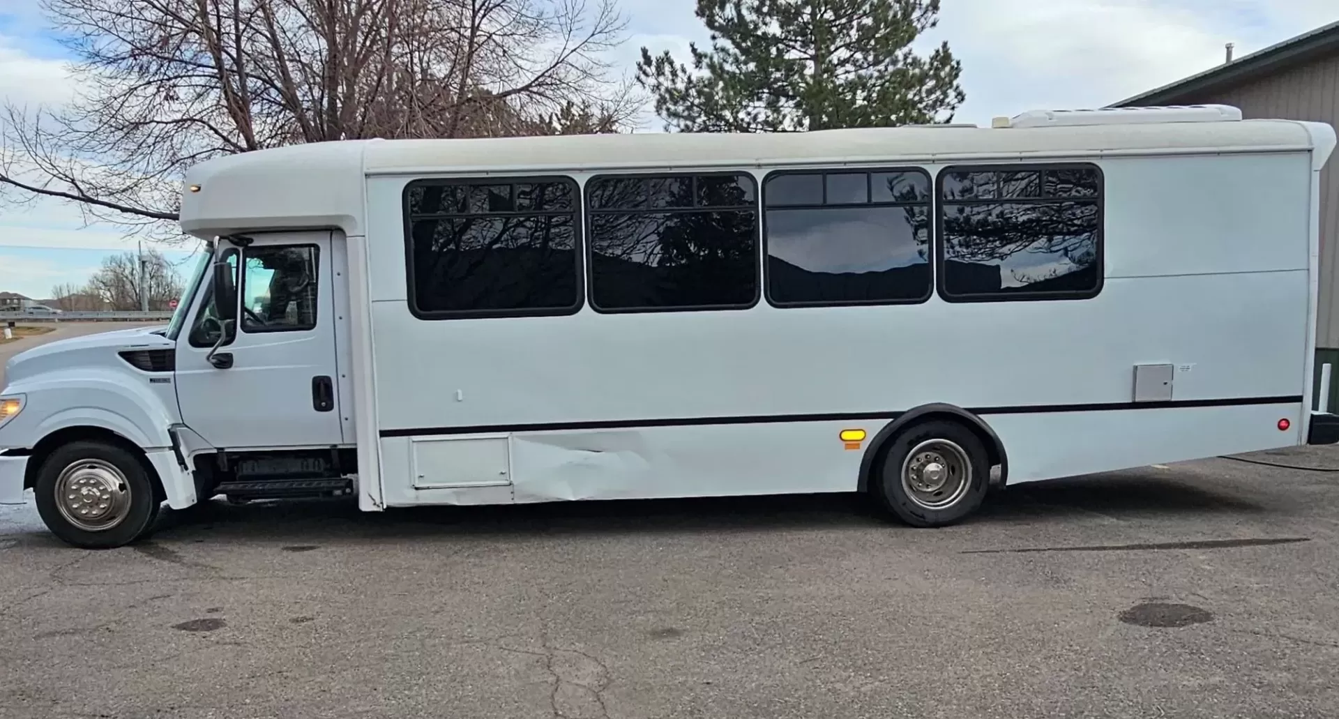 2013 White /Black IC PC805 with an Diesel engine, Allison transmission, 0.000000, 0.000000 - 2013 IC BUS MODEL - PC805 MAXXFORCE 6.4L DIESEL ENGINE ALLISON LIMO CONVERSION BY GLOBAL MOTORS (3YEARS OLD) BLACK / BLACK 28 PASSENGERS PLUS DRIVER SLIDING PARTITION BEHIND DRIVER LIMO BENCH SEATING CUP HOLDERS BEHIND SEATS RGB LIGHTING WOOD LOOK FLOORING TV'S FRONT AND REAR WALL SELF DRAINING ICE - Photo#1