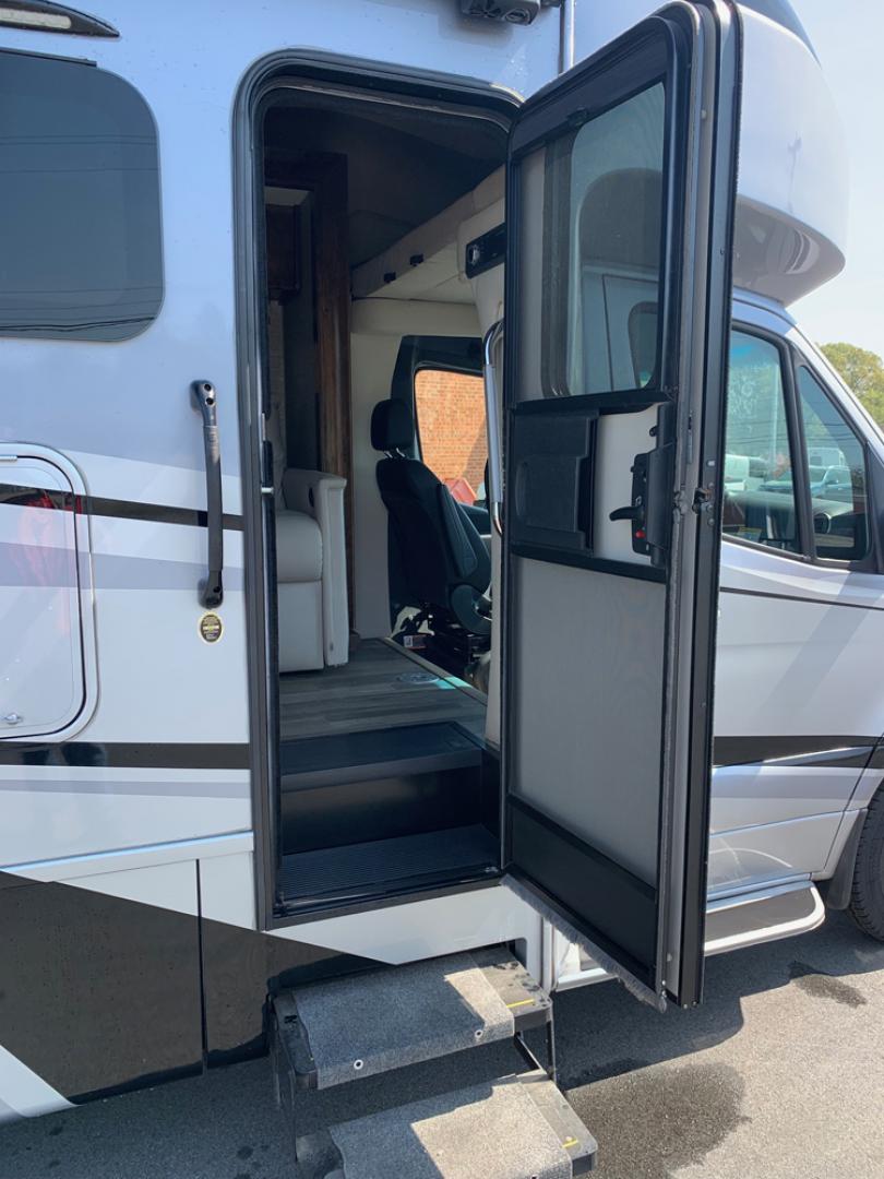 2020 Silver /White Mercedes-Benz Tiffany Wayfarer with an Diesel engine, Auto transmission, 0.000000, 0.000000 - Photo#8