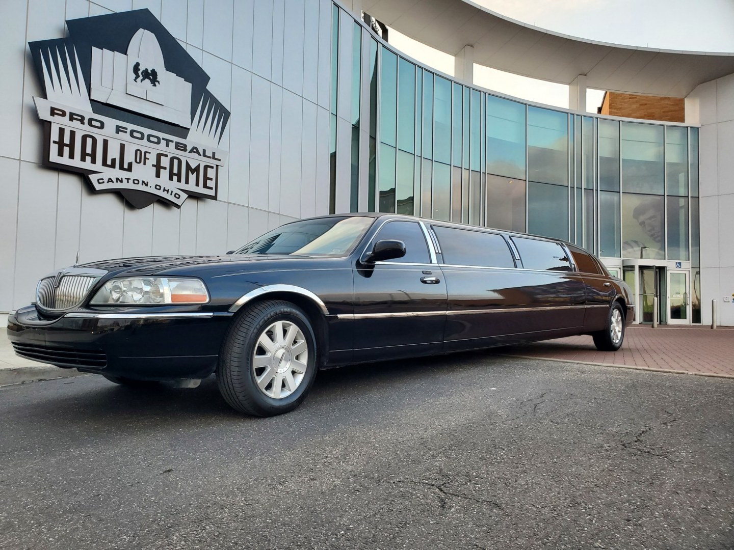 2004 Black /Black Lincoln Town Car with an V8 engine, Auto transmission, 0.000000, 0.000000 - 2004LINCOLN 120” SUPER STRETCH FEDERAL LIMOUSINE, BLACK/black leather J-Seat int., AM/FM/CD/DVD, power ports, mirrored ceiling, mood lighting, electric divider, bar, ice/champagne wells front & rear controls. - Photo#0