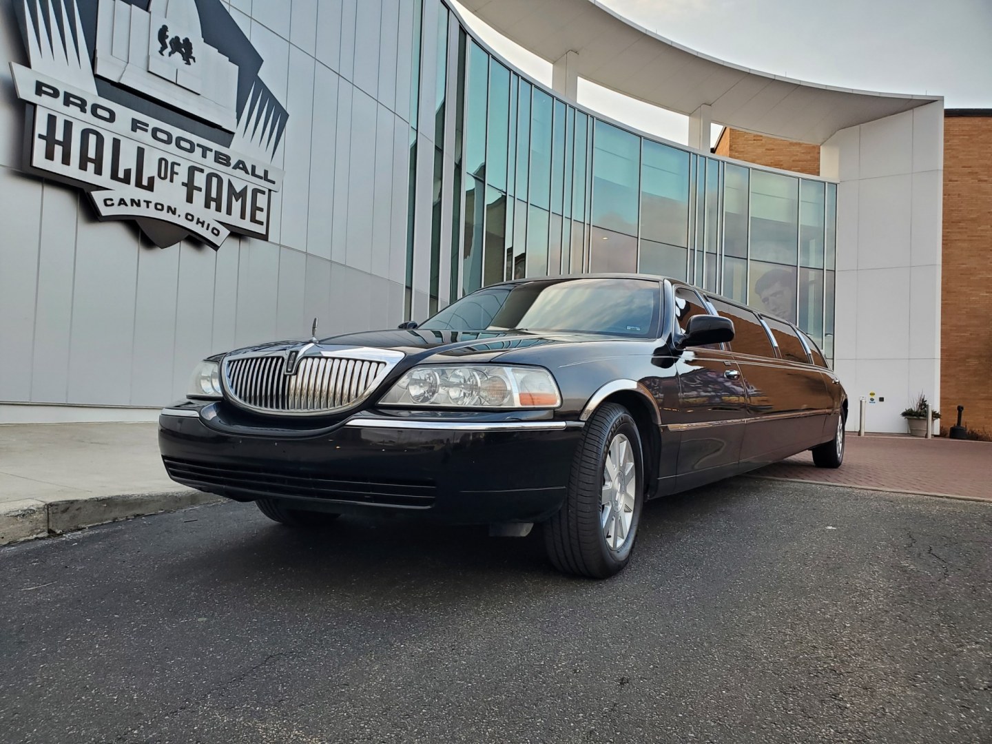 2004 Black /Black Lincoln Town Car with an V8 engine, Auto transmission, 0.000000, 0.000000 - 2004LINCOLN 120” SUPER STRETCH FEDERAL LIMOUSINE, BLACK/black leather J-Seat int., AM/FM/CD/DVD, power ports, mirrored ceiling, mood lighting, electric divider, bar, ice/champagne wells front & rear controls. - Photo#1