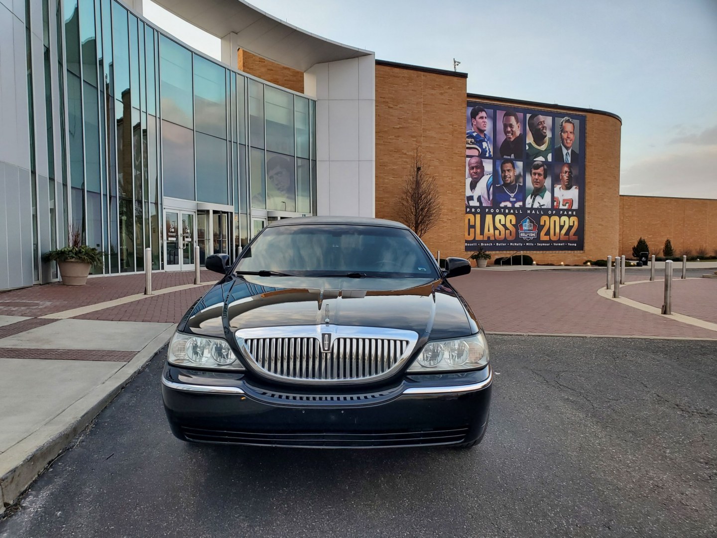 2004 Black /Black Lincoln Town Car with an V8 engine, Auto transmission, 0.000000, 0.000000 - 2004LINCOLN 120” SUPER STRETCH FEDERAL LIMOUSINE, BLACK/black leather J-Seat int., AM/FM/CD/DVD, power ports, mirrored ceiling, mood lighting, electric divider, bar, ice/champagne wells front & rear controls. - Photo#2