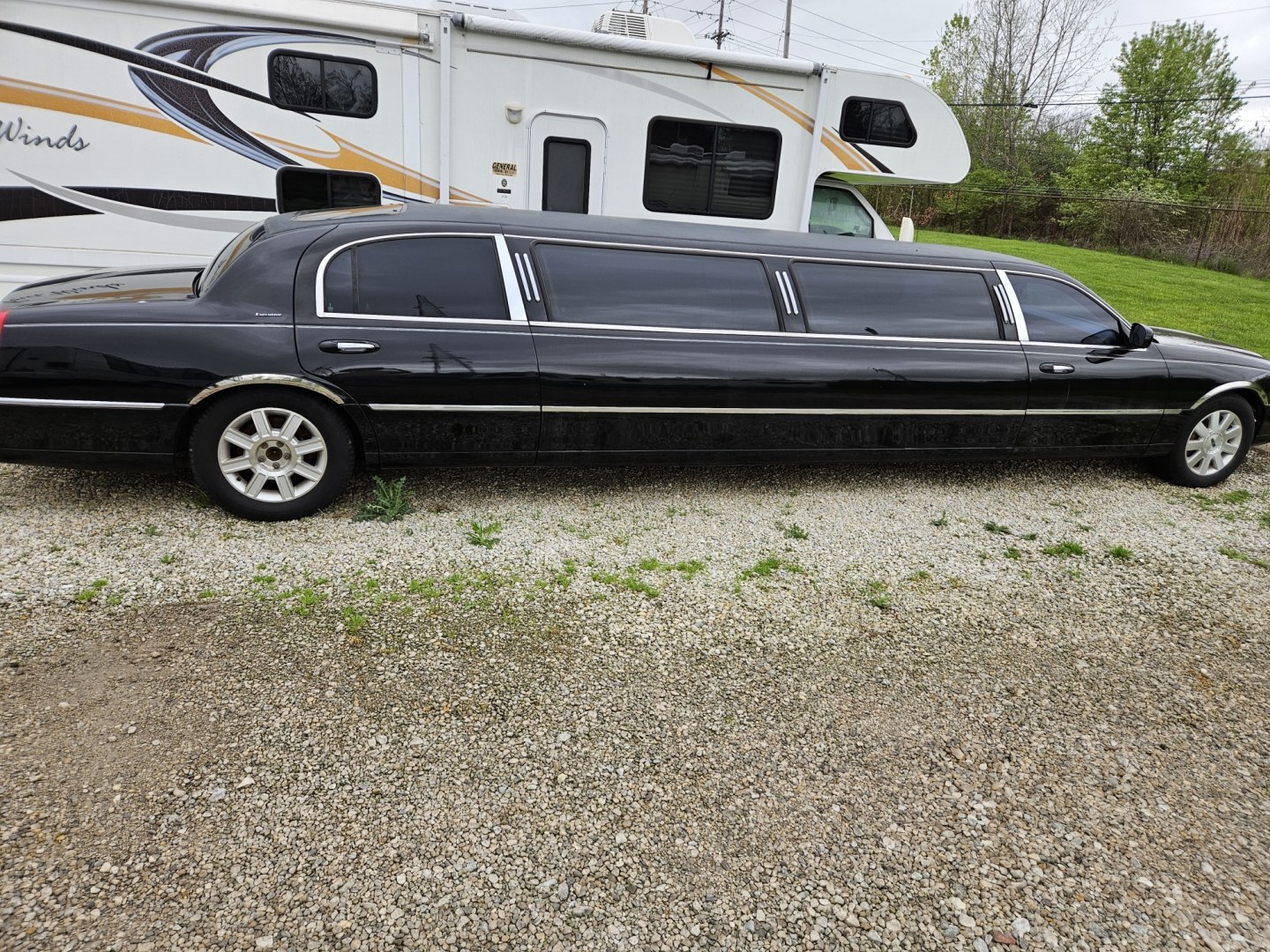 2004 Black /Black Lincoln Town Car with an V8 engine, Auto transmission, 0.000000, 0.000000 - 2004LINCOLN 120” SUPER STRETCH FEDERAL LIMOUSINE, BLACK/black leather J-Seat int., AM/FM/CD/DVD, power ports, mirrored ceiling, mood lighting, electric divider, bar, ice/champagne wells front & rear controls. - Photo#9