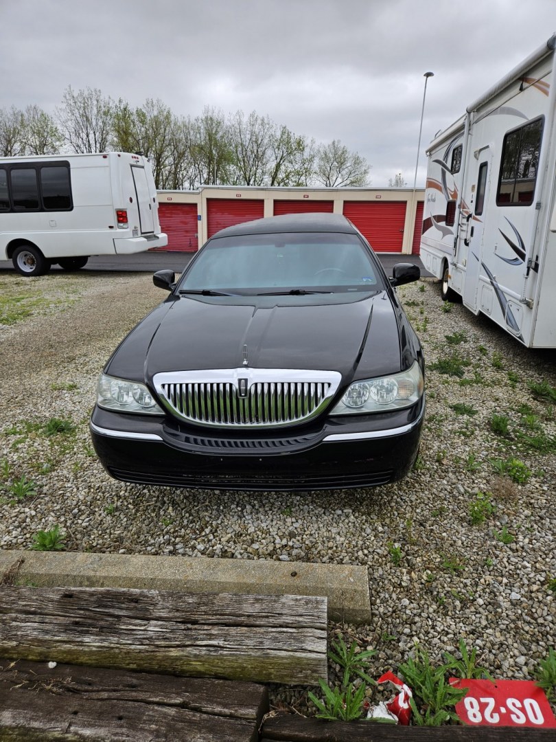 2004 Black /Black Lincoln Town Car with an V8 engine, Auto transmission, 0.000000, 0.000000 - 2004LINCOLN 120” SUPER STRETCH FEDERAL LIMOUSINE, BLACK/black leather J-Seat int., AM/FM/CD/DVD, power ports, mirrored ceiling, mood lighting, electric divider, bar, ice/champagne wells front & rear controls. - Photo#10