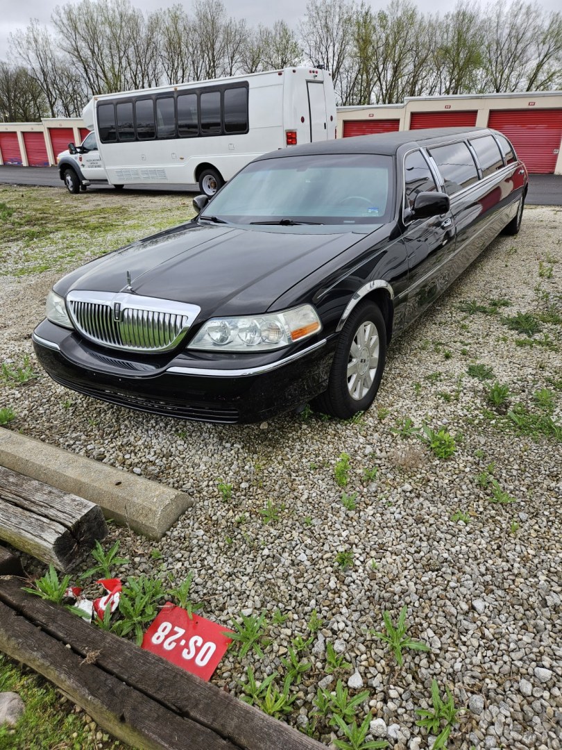 2004 Black /Black Lincoln Town Car with an V8 engine, Auto transmission, 0.000000, 0.000000 - 2004LINCOLN 120” SUPER STRETCH FEDERAL LIMOUSINE, BLACK/black leather J-Seat int., AM/FM/CD/DVD, power ports, mirrored ceiling, mood lighting, electric divider, bar, ice/champagne wells front & rear controls. - Photo#11