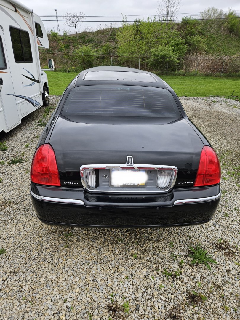 2004 Black /Black Lincoln Town Car with an V8 engine, Auto transmission, 0.000000, 0.000000 - 2004LINCOLN 120” SUPER STRETCH FEDERAL LIMOUSINE, BLACK/black leather J-Seat int., AM/FM/CD/DVD, power ports, mirrored ceiling, mood lighting, electric divider, bar, ice/champagne wells front & rear controls. - Photo#12