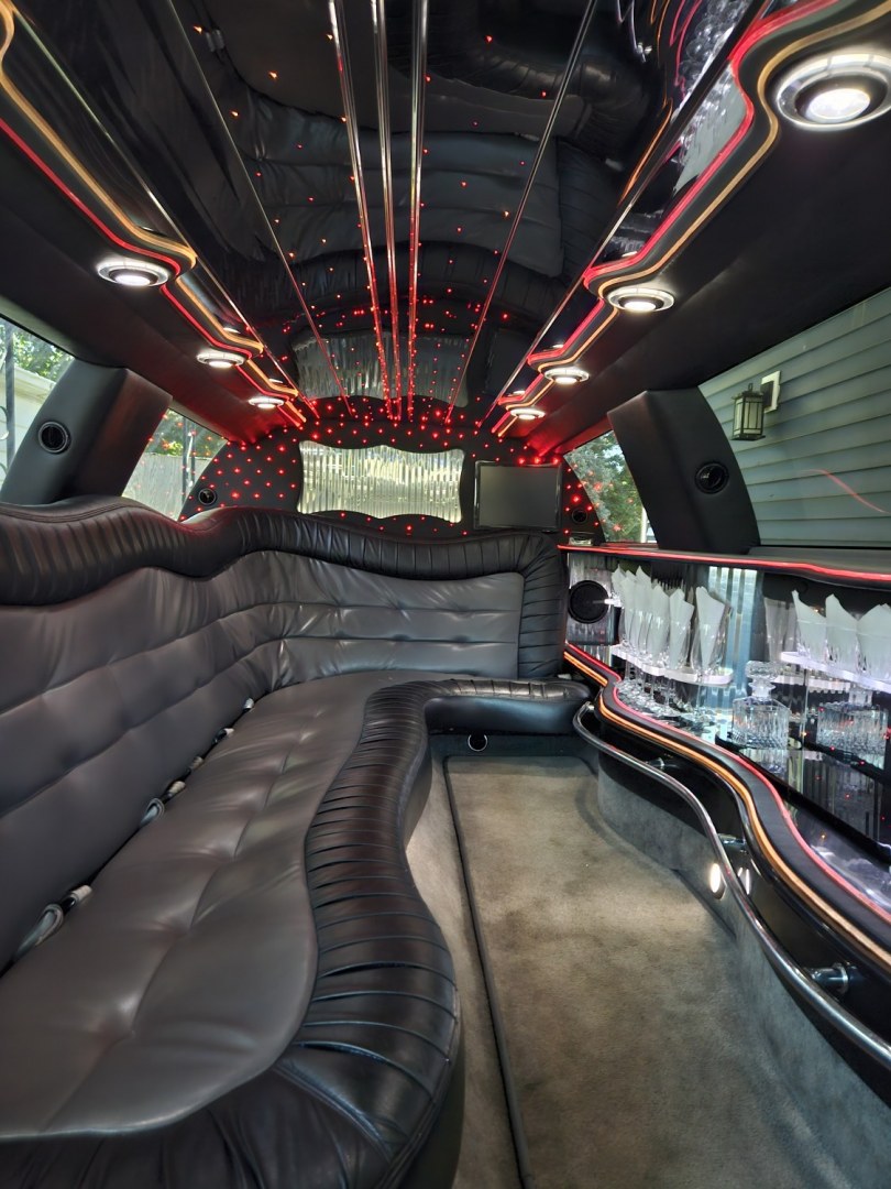 2007 White /Black Lincoln Town Car with an Gas engine, Automatic transmission, 0.000000, 0.000000 - 2007 LINCOLN 120” STRETCH/TIFFANY, White/Black, Elec Divider, Twin Bars w/glassware, AM/FM/CD/DVD/MP3, Flat Screen, Mirrored ceiling, - Photo#7
