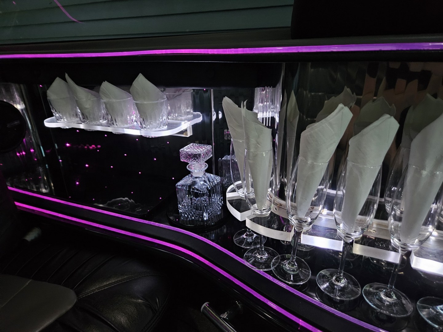 2007 White /Black Lincoln Town Car with an Gas engine, Automatic transmission, 0.000000, 0.000000 - 2007 LINCOLN 120” STRETCH/TIFFANY, White/Black, Elec Divider, Twin Bars w/glassware, AM/FM/CD/DVD/MP3, Flat Screen, Mirrored ceiling, - Photo#9