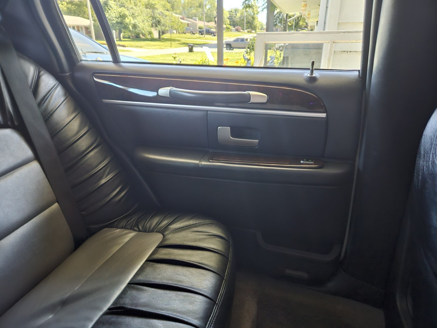 2007 White /Black Lincoln Town Car with an Gas engine, Automatic transmission, 0.000000, 0.000000 - 2007 LINCOLN 120” STRETCH/TIFFANY, White/Black, Elec Divider, Twin Bars w/glassware, AM/FM/CD/DVD/MP3, Flat Screen, Mirrored ceiling, - Photo#11