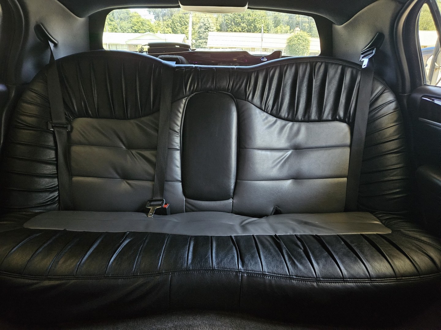 2007 White /Black Lincoln Town Car with an Gas engine, Automatic transmission, 0.000000, 0.000000 - 2007 LINCOLN 120” STRETCH/TIFFANY, White/Black, Elec Divider, Twin Bars w/glassware, AM/FM/CD/DVD/MP3, Flat Screen, Mirrored ceiling, - Photo#10