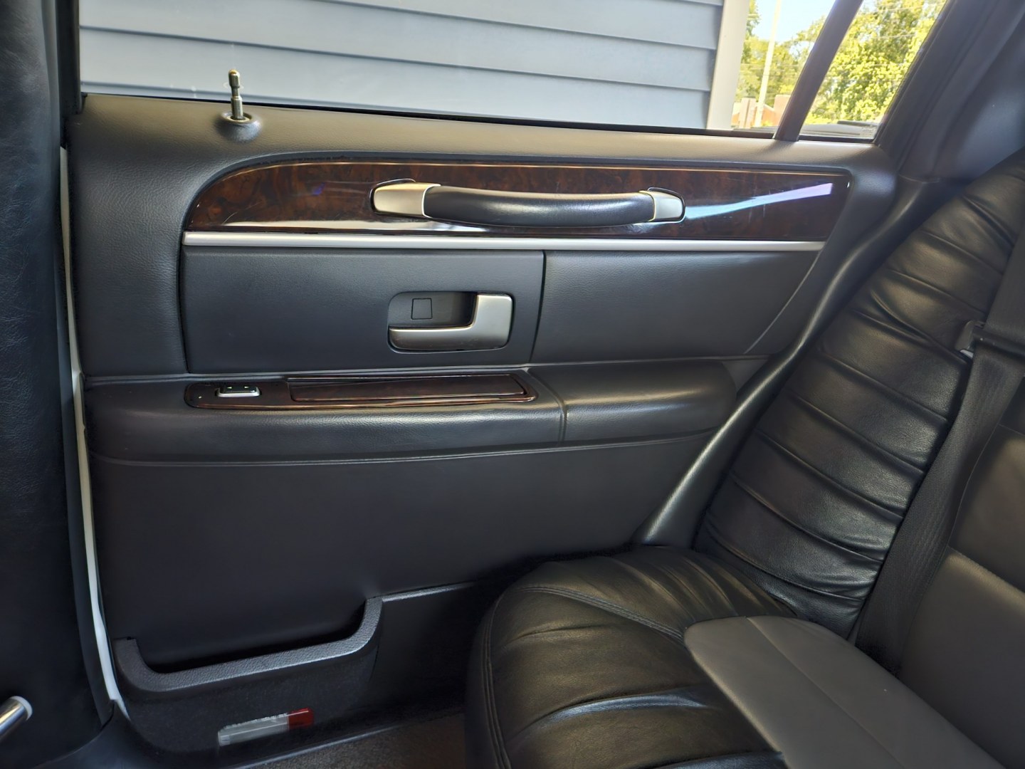 2007 White /Black Lincoln Town Car with an Gas engine, Automatic transmission, 0.000000, 0.000000 - 2007 LINCOLN 120” STRETCH/TIFFANY, White/Black, Elec Divider, Twin Bars w/glassware, AM/FM/CD/DVD/MP3, Flat Screen, Mirrored ceiling, - Photo#12