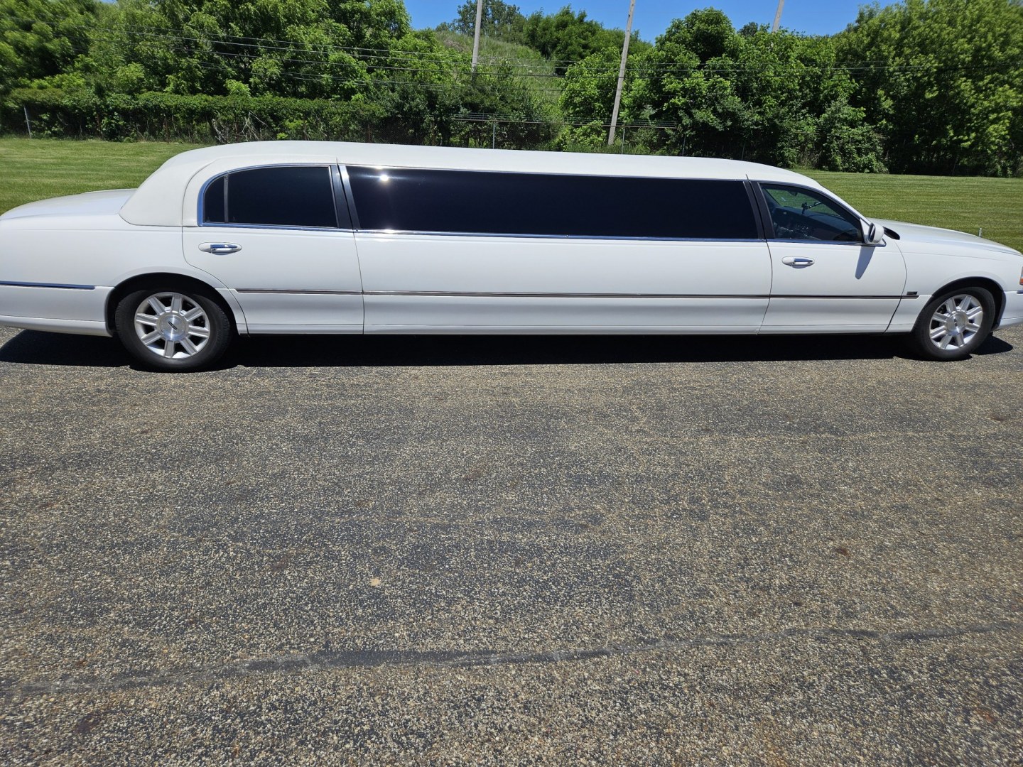 2007 White /Black Lincoln Town Car with an Gas engine, Automatic transmission, 0.000000, 0.000000 - 2007 LINCOLN 120” STRETCH/TIFFANY, White/Black, Elec Divider, Twin Bars w/glassware, AM/FM/CD/DVD/MP3, Flat Screen, Mirrored ceiling, - Photo#1