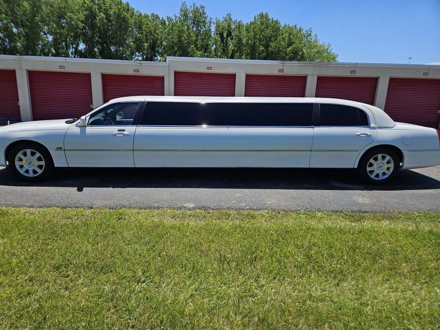 2007 White /Black Lincoln Town Car with an Gas engine, Automatic transmission, 0.000000, 0.000000 - 2007 LINCOLN 120” STRETCH/TIFFANY, White/Black, Elec Divider, Twin Bars w/glassware, AM/FM/CD/DVD/MP3, Flat Screen, Mirrored ceiling, - Photo#4