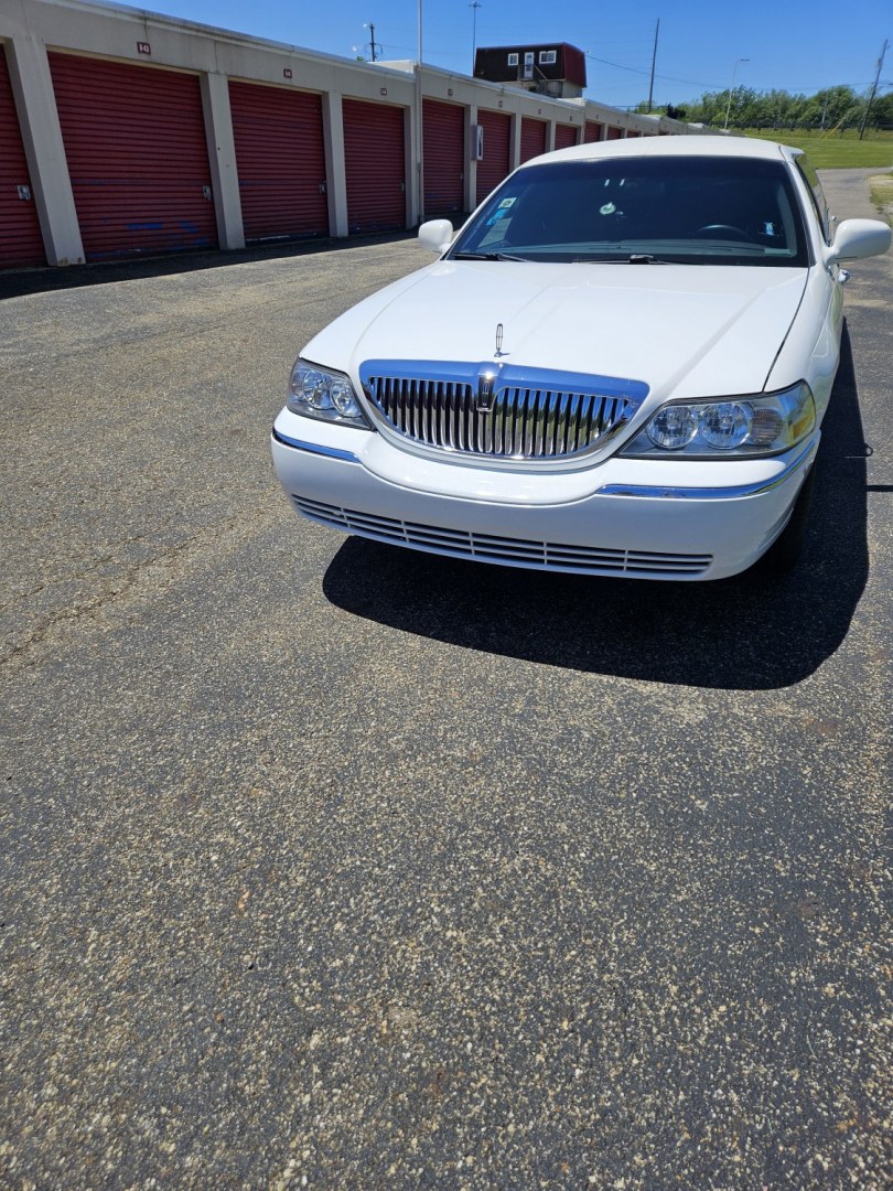 2007 White /Black Lincoln Town Car with an Gas engine, Automatic transmission, 0.000000, 0.000000 - 2007 LINCOLN 120” STRETCH/TIFFANY, White/Black, Elec Divider, Twin Bars w/glassware, AM/FM/CD/DVD/MP3, Flat Screen, Mirrored ceiling, - Photo#0