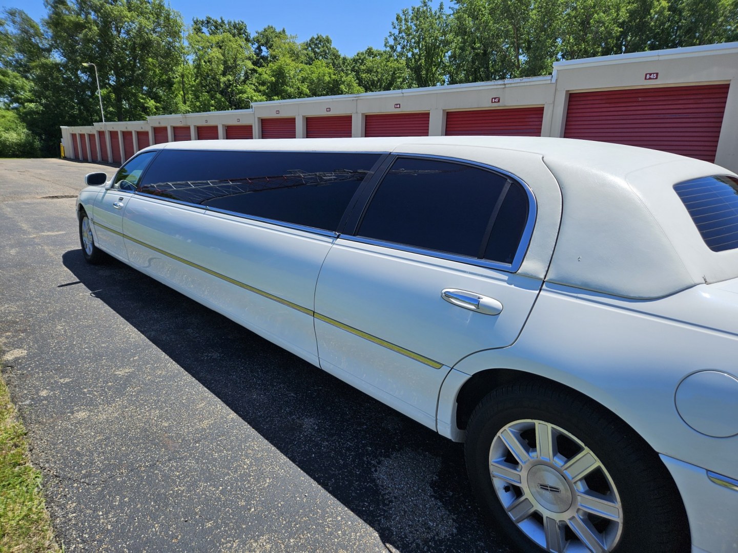 2007 White /Black Lincoln Town Car with an Gas engine, Automatic transmission, 0.000000, 0.000000 - 2007 LINCOLN 120” STRETCH/TIFFANY, White/Black, Elec Divider, Twin Bars w/glassware, AM/FM/CD/DVD/MP3, Flat Screen, Mirrored ceiling, - Photo#2