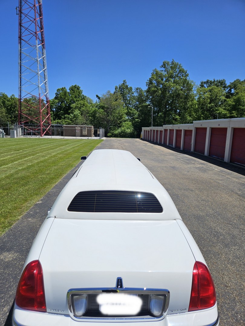 2007 White /Black Lincoln Town Car with an Gas engine, Automatic transmission, 0.000000, 0.000000 - 2007 LINCOLN 120” STRETCH/TIFFANY, White/Black, Elec Divider, Twin Bars w/glassware, AM/FM/CD/DVD/MP3, Flat Screen, Mirrored ceiling, - Photo#18