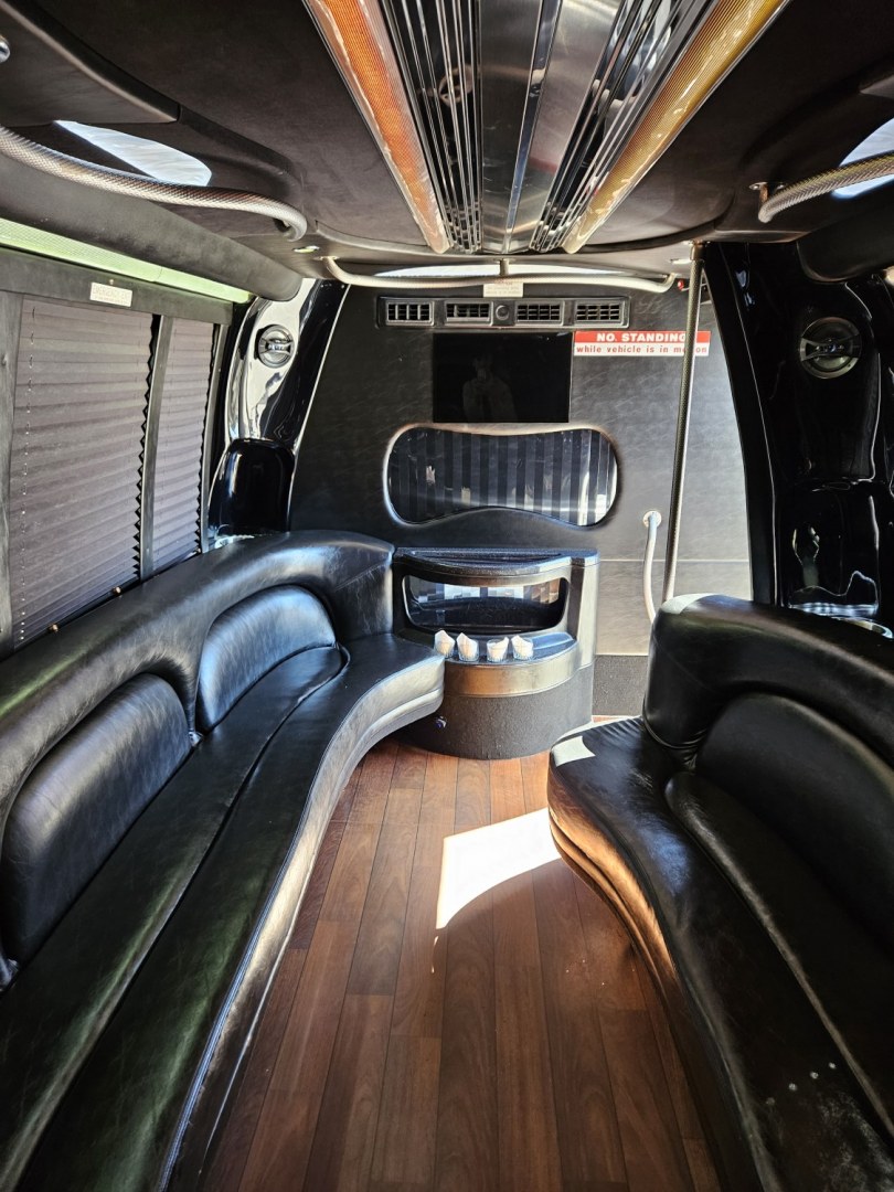 2012 White /Black Ford F550 , Automatic transmission, 0.000000, 0.000000 - 2012 Ford F550 Krystal 19 passenger Bus ready to go - Photo#7