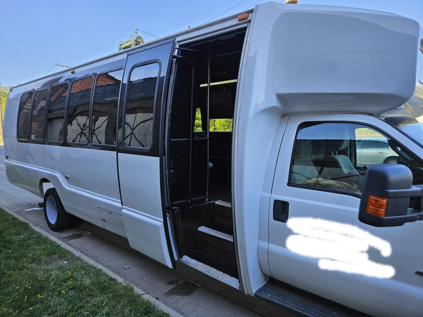2012 White /Black Ford F550 , Automatic transmission, 0.000000, 0.000000 - 2012 Ford F550 Krystal 19 passenger Bus ready to go - Photo#0