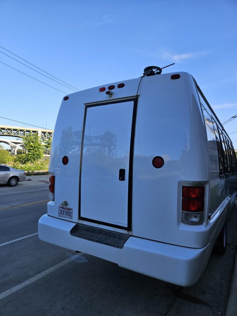 2012 White /Black Ford F550 , Automatic transmission, 0.000000, 0.000000 - 2012 Ford F550 Krystal 19 passenger Bus ready to go - Photo#3
