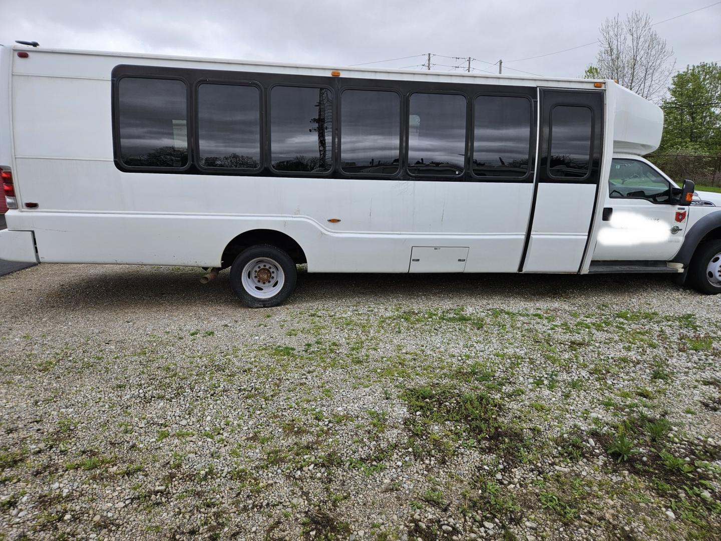 2012 White /Black Ford F550 , Automatic transmission, 0.000000, 0.000000 - 2012 Ford F550 Krystal 19 passenger Bus ready to go - Photo#4