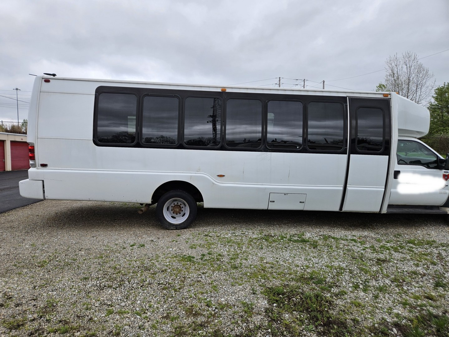 2012 White /Black Ford F550 , Automatic transmission, 0.000000, 0.000000 - 2012 Ford F550 Krystal 19 passenger Bus ready to go - Photo#5