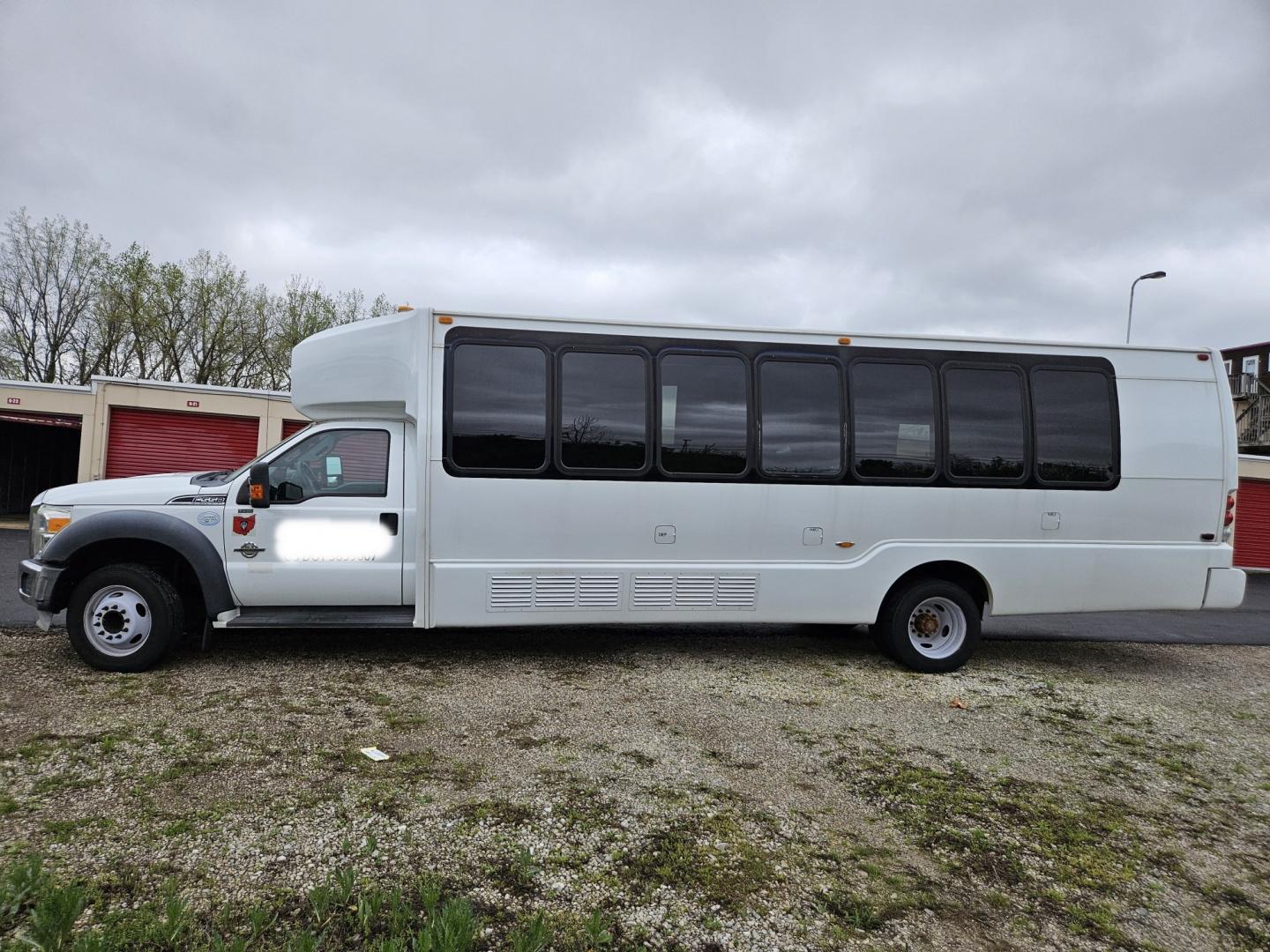 2012 White /Black Ford F550 , Automatic transmission, 0.000000, 0.000000 - 2012 Ford F550 Krystal 19 passenger Bus ready to go - Photo#1