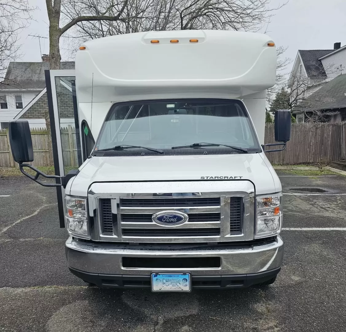 2019 White /Black Ford E450 with an V10 engine, Auto transmission, 0.000000, 0.000000 - 2019 FORD E450 STARCRAFT WHITE EXTERIOR 6.8L V10 GAS ENGINE 25 PASSENGERS GRAY RUBBER FLOORING TRANS AIR REAR A/C SYSTEM FLOOR HEATER NEW BLACK HIGH BACK SEATS, W/ RECLINE, RETRACTABLE LAP BELTS, SEAT SIDE SLIDERS AND ARMRESTS REAR LUGGAGE (DOOR) NO LUGGAGE SPACE CENTER MOUNT FLIP DOWN TV'S (2) BACK - Photo#0