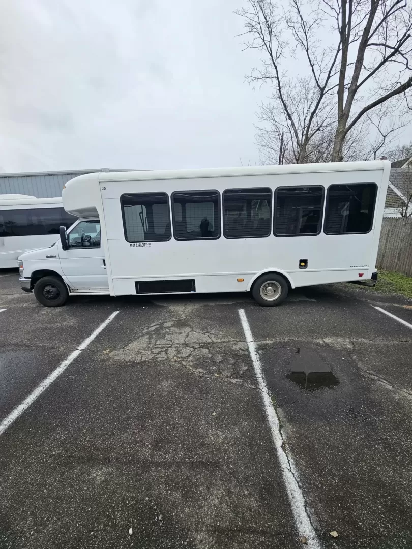 2019 White /Black Ford E450 with an V10 engine, Auto transmission, 0.000000, 0.000000 - 2019 FORD E450 STARCRAFT WHITE EXTERIOR 6.8L V10 GAS ENGINE 25 PASSENGERS GRAY RUBBER FLOORING TRANS AIR REAR A/C SYSTEM FLOOR HEATER NEW BLACK HIGH BACK SEATS, W/ RECLINE, RETRACTABLE LAP BELTS, SEAT SIDE SLIDERS AND ARMRESTS REAR LUGGAGE (DOOR) NO LUGGAGE SPACE CENTER MOUNT FLIP DOWN TV'S (2) BACK - Photo#3