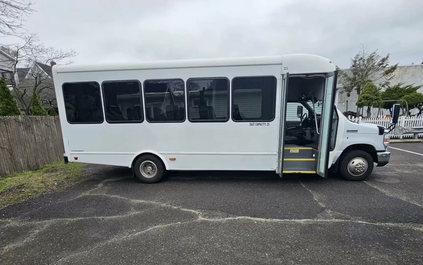 2019 White /Black Ford E450 with an V10 engine, Auto transmission, 0.000000, 0.000000 - 2019 FORD E450 STARCRAFT WHITE EXTERIOR 6.8L V10 GAS ENGINE 25 PASSENGERS GRAY RUBBER FLOORING TRANS AIR REAR A/C SYSTEM FLOOR HEATER NEW BLACK HIGH BACK SEATS, W/ RECLINE, RETRACTABLE LAP BELTS, SEAT SIDE SLIDERS AND ARMRESTS REAR LUGGAGE (DOOR) NO LUGGAGE SPACE CENTER MOUNT FLIP DOWN TV'S (2) BACK - Photo#1