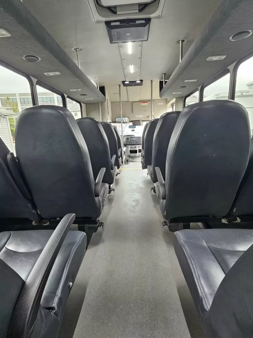 2019 White /Black Ford E450 with an V10 engine, Auto transmission, 0.000000, 0.000000 - 2019 FORD E450 STARCRAFT WHITE EXTERIOR 6.8L V10 GAS ENGINE 25 PASSENGERS GRAY RUBBER FLOORING TRANS AIR REAR A/C SYSTEM FLOOR HEATER NEW BLACK HIGH BACK SEATS, W/ RECLINE, RETRACTABLE LAP BELTS, SEAT SIDE SLIDERS AND ARMRESTS REAR LUGGAGE (DOOR) NO LUGGAGE SPACE CENTER MOUNT FLIP DOWN TV'S (2) BACK - Photo#12