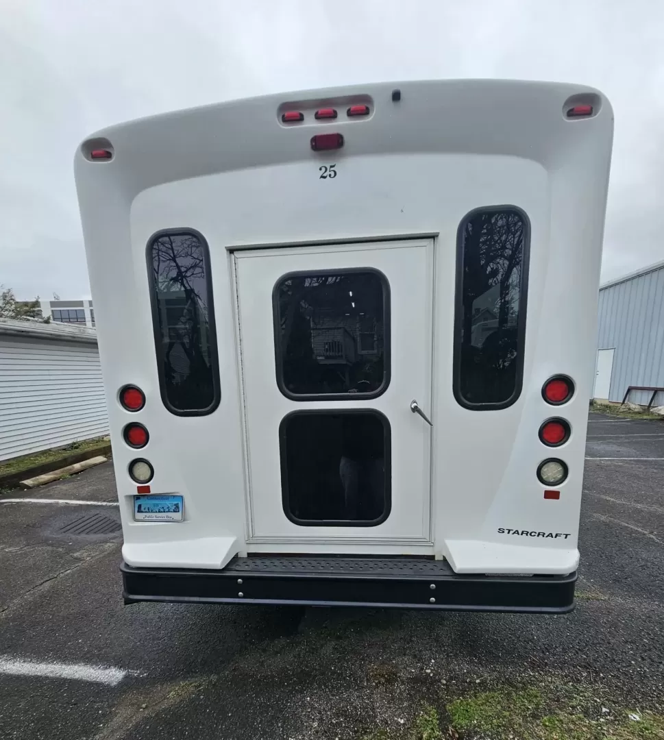 2019 White /Black Ford E450 with an V10 engine, Auto transmission, 0.000000, 0.000000 - 2019 FORD E450 STARCRAFT WHITE EXTERIOR 6.8L V10 GAS ENGINE 25 PASSENGERS GRAY RUBBER FLOORING TRANS AIR REAR A/C SYSTEM FLOOR HEATER NEW BLACK HIGH BACK SEATS, W/ RECLINE, RETRACTABLE LAP BELTS, SEAT SIDE SLIDERS AND ARMRESTS REAR LUGGAGE (DOOR) NO LUGGAGE SPACE CENTER MOUNT FLIP DOWN TV'S (2) BACK - Photo#5