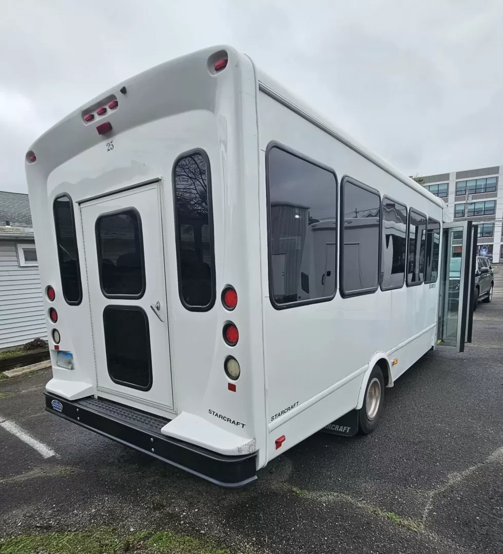 2019 White /Black Ford E450 with an V10 engine, Auto transmission, 0.000000, 0.000000 - 2019 FORD E450 STARCRAFT WHITE EXTERIOR 6.8L V10 GAS ENGINE 25 PASSENGERS GRAY RUBBER FLOORING TRANS AIR REAR A/C SYSTEM FLOOR HEATER NEW BLACK HIGH BACK SEATS, W/ RECLINE, RETRACTABLE LAP BELTS, SEAT SIDE SLIDERS AND ARMRESTS REAR LUGGAGE (DOOR) NO LUGGAGE SPACE CENTER MOUNT FLIP DOWN TV'S (2) BACK - Photo#4