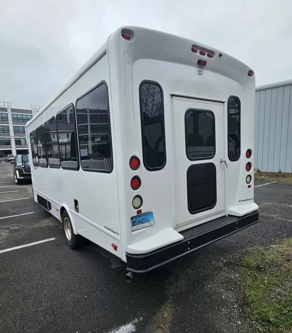 2019 White /Black Ford E450 with an V10 engine, Auto transmission, 0.000000, 0.000000 - 2019 FORD E450 STARCRAFT WHITE EXTERIOR 6.8L V10 GAS ENGINE 25 PASSENGERS GRAY RUBBER FLOORING TRANS AIR REAR A/C SYSTEM FLOOR HEATER NEW BLACK HIGH BACK SEATS, W/ RECLINE, RETRACTABLE LAP BELTS, SEAT SIDE SLIDERS AND ARMRESTS REAR LUGGAGE (DOOR) NO LUGGAGE SPACE CENTER MOUNT FLIP DOWN TV'S (2) BACK - Photo#6