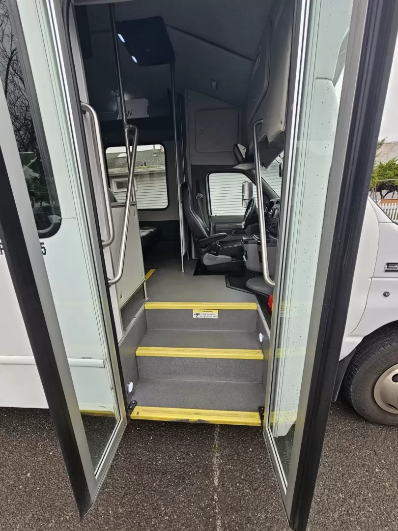 2019 White /Black Ford E450 with an V10 engine, Auto transmission, 0.000000, 0.000000 - 2019 FORD E450 STARCRAFT WHITE EXTERIOR 6.8L V10 GAS ENGINE 25 PASSENGERS GRAY RUBBER FLOORING TRANS AIR REAR A/C SYSTEM FLOOR HEATER NEW BLACK HIGH BACK SEATS, W/ RECLINE, RETRACTABLE LAP BELTS, SEAT SIDE SLIDERS AND ARMRESTS REAR LUGGAGE (DOOR) NO LUGGAGE SPACE CENTER MOUNT FLIP DOWN TV'S (2) BACK - Photo#7