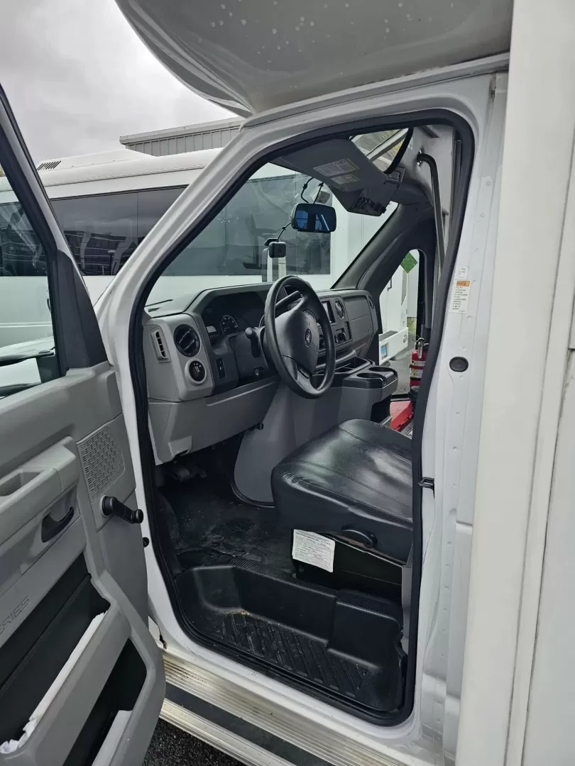 2019 White /Black Ford E450 with an V10 engine, Auto transmission, 0.000000, 0.000000 - 2019 FORD E450 STARCRAFT WHITE EXTERIOR 6.8L V10 GAS ENGINE 25 PASSENGERS GRAY RUBBER FLOORING TRANS AIR REAR A/C SYSTEM FLOOR HEATER NEW BLACK HIGH BACK SEATS, W/ RECLINE, RETRACTABLE LAP BELTS, SEAT SIDE SLIDERS AND ARMRESTS REAR LUGGAGE (DOOR) NO LUGGAGE SPACE CENTER MOUNT FLIP DOWN TV'S (2) BACK - Photo#8