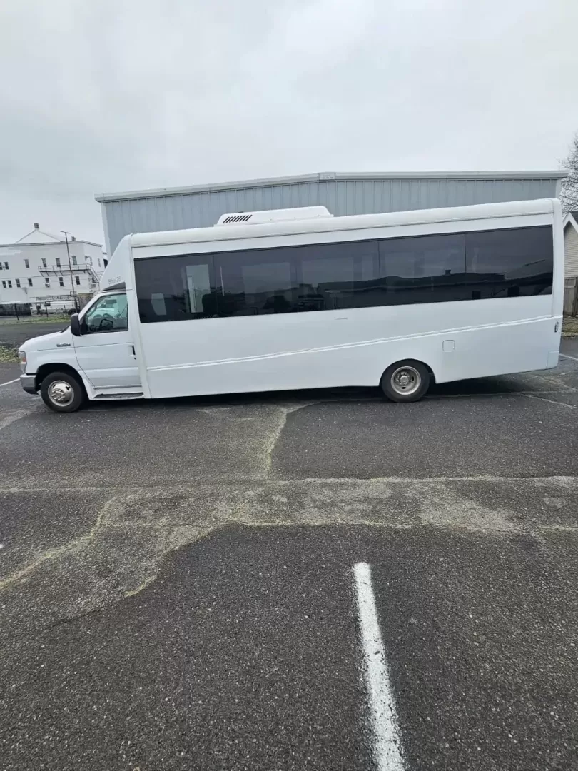 2017 White /Black Ford E450 with an V10 engine, Auto transmission, 0.000000, 0.000000 - 2017 FORD E450 BERKSHIRE (EXECUTIVE STYLE) 6.8L GAS V-10 - 25 PASSENGERS GERFLOR WOOD LOOK FLOORING CEILING MOUNT HEAT AND A/C GRAY SUEDE CEILING WITH WHITE LIGHTS BLUE ACCENT LIGHTING BERKSHIRE SEATS: HIGH BACK RECLINERS RETRACTABLE SEAT BELTS AISLE ARMRESTS REAR FLIP SEATS TO ACCOMMODATE LUGGAGE R - Photo#1