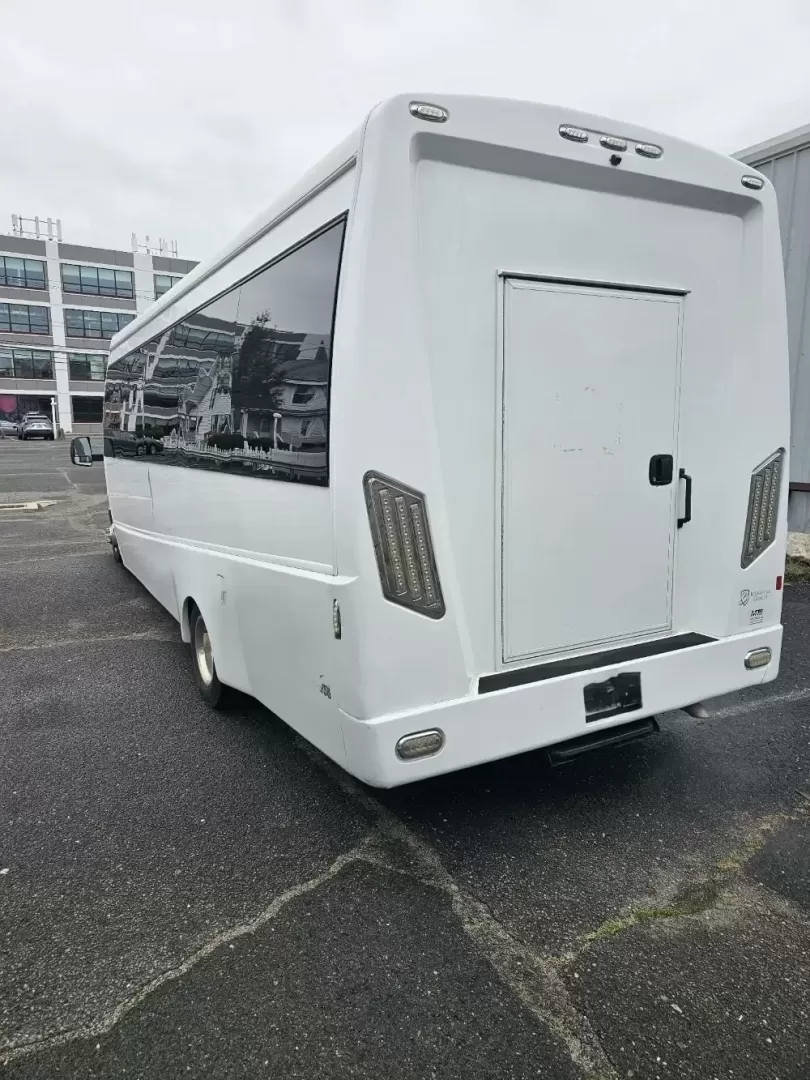 2017 White /Black Ford E450 with an V10 engine, Auto transmission, 0.000000, 0.000000 - 2017 FORD E450 BERKSHIRE (EXECUTIVE STYLE) 6.8L GAS V-10 - 25 PASSENGERS GERFLOR WOOD LOOK FLOORING CEILING MOUNT HEAT AND A/C GRAY SUEDE CEILING WITH WHITE LIGHTS BLUE ACCENT LIGHTING BERKSHIRE SEATS: HIGH BACK RECLINERS RETRACTABLE SEAT BELTS AISLE ARMRESTS REAR FLIP SEATS TO ACCOMMODATE LUGGAGE R - Photo#5