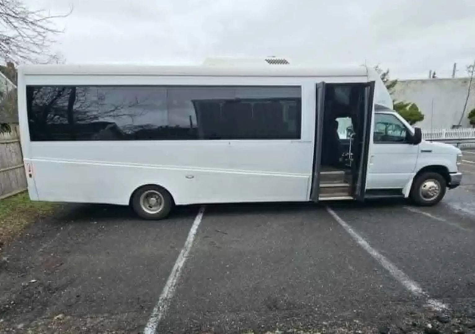 2017 White /Black Ford E450 with an V10 engine, Auto transmission, 0.000000, 0.000000 - 2017 FORD E450 BERKSHIRE (EXECUTIVE STYLE) 6.8L GAS V-10 - 25 PASSENGERS GERFLOR WOOD LOOK FLOORING CEILING MOUNT HEAT AND A/C GRAY SUEDE CEILING WITH WHITE LIGHTS BLUE ACCENT LIGHTING BERKSHIRE SEATS: HIGH BACK RECLINERS RETRACTABLE SEAT BELTS AISLE ARMRESTS REAR FLIP SEATS TO ACCOMMODATE LUGGAGE R - Photo#0