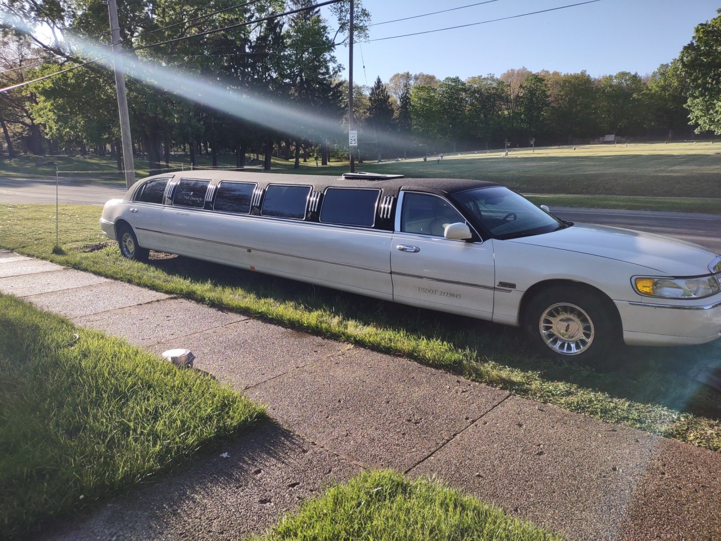 2001 White w/ Black (Tux) /Tan Lincoln Town Car with an v8 engine, Auto transmission, 0.000000, 0.000000 - . 2001 TUX WESTWIND LINCOLN TOWN WESTWIND CAR 185” LIMOUSINE - 14 PASSENGER - V8 – AUTO - ONE OWNER - Photo#0