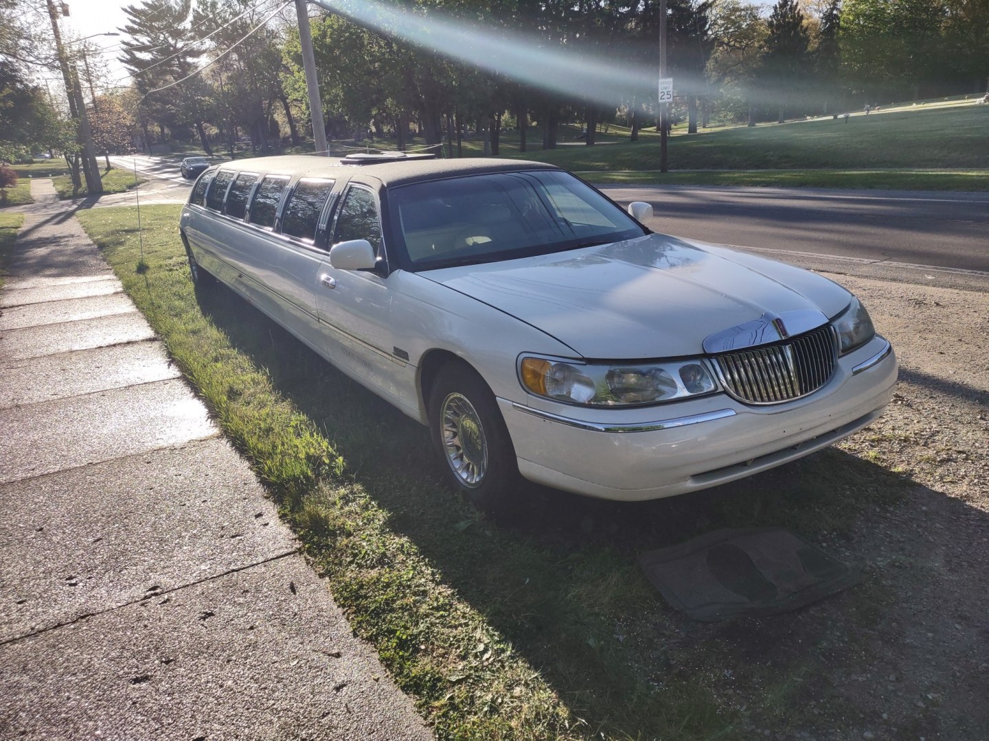 2001 White w/ Black (Tux) /Tan Lincoln Town Car with an v8 engine, Auto transmission, 0.000000, 0.000000 - . 2001 TUX WESTWIND LINCOLN TOWN WESTWIND CAR 185” LIMOUSINE - 14 PASSENGER - V8 – AUTO - ONE OWNER - Photo#1