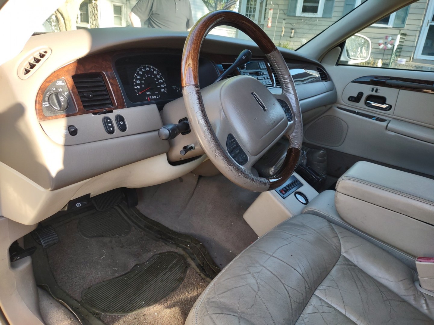 2001 White w/ Black (Tux) /Tan Lincoln Town Car with an v8 engine, Auto transmission, 0.000000, 0.000000 - . 2001 TUX WESTWIND LINCOLN TOWN WESTWIND CAR 185” LIMOUSINE - 14 PASSENGER - V8 – AUTO - ONE OWNER - Photo#4