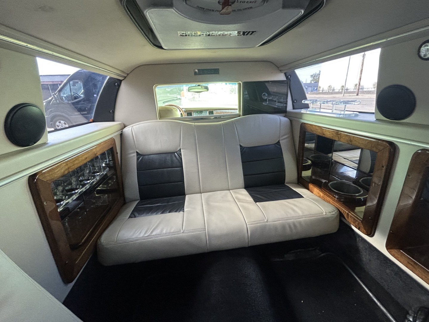 2001 White w/ Black (Tux) /Tan Lincoln Town Car with an v8 engine, Auto transmission, 0.000000, 0.000000 - . 2001 TUX WESTWIND LINCOLN TOWN WESTWIND CAR 185” LIMOUSINE - 14 PASSENGER - V8 – AUTO - ONE OWNER - Photo#6