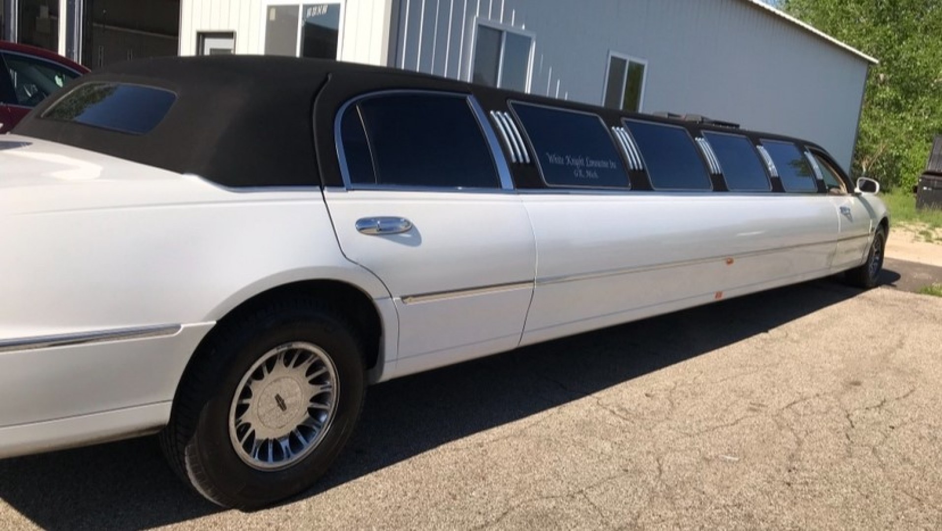 2001 White w/ Black (Tux) /Tan Lincoln Town Car with an v8 engine, Auto transmission, 0.000000, 0.000000 - . 2001 TUX WESTWIND LINCOLN TOWN WESTWIND CAR 185” LIMOUSINE - 14 PASSENGER - V8 – AUTO - ONE OWNER - Photo#3