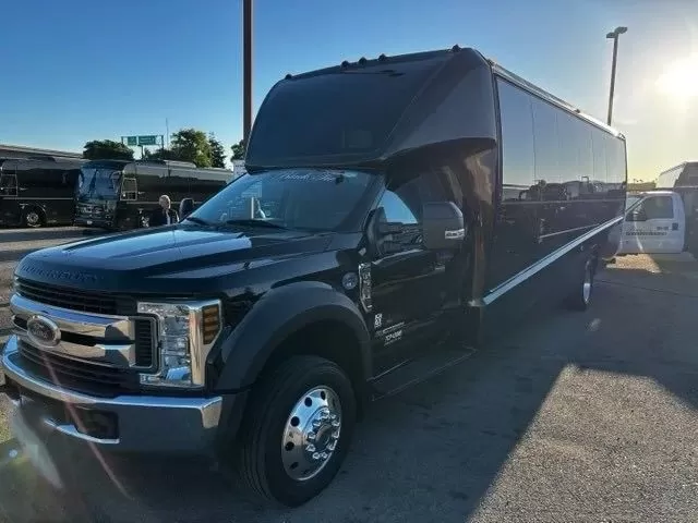photo of 2019 GRECH GM33 EXECUTIVE SHUTTLE 