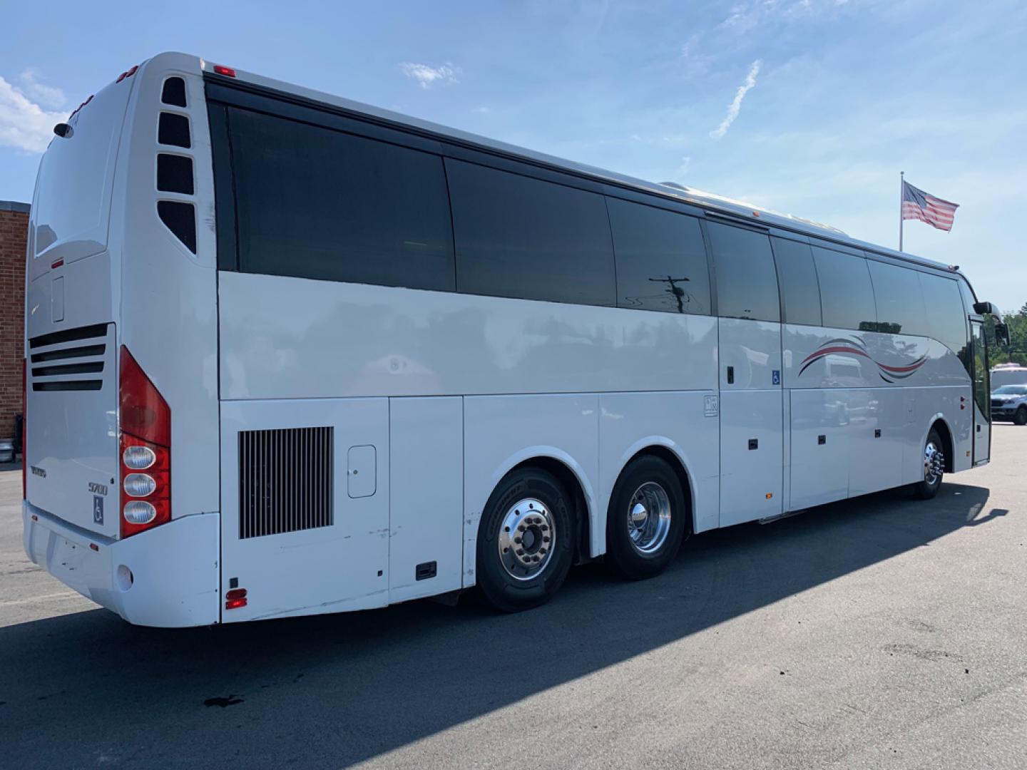 2014 White /Blue VOLO D13 with an Diesel engine, I-Shift transmission, 0.000000, 0.000000- Photo#1