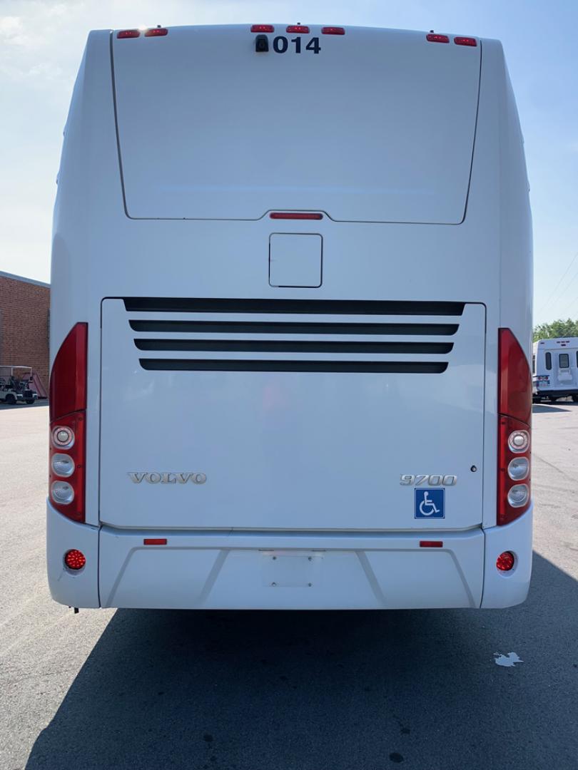 2014 White /Blue VOLO D13 with an Diesel engine, I-Shift transmission, 0.000000, 0.000000- Photo#2