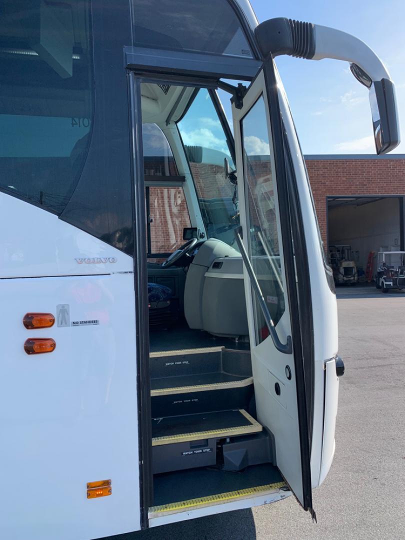 2014 White /Blue VOLO D13 with an Diesel engine, I-Shift transmission, 0.000000, 0.000000- Photo#7