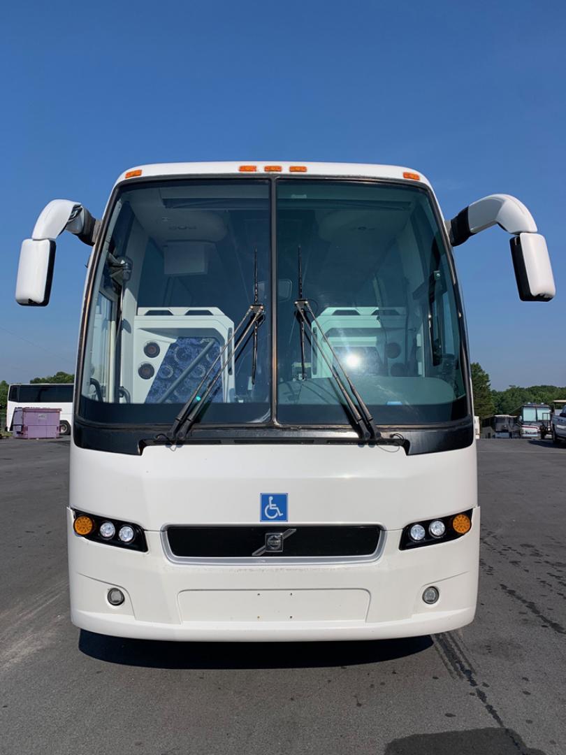 2014 White /Blue VOLO D13 with an Diesel engine, I-Shift transmission, 0.000000, 0.000000- Photo#6