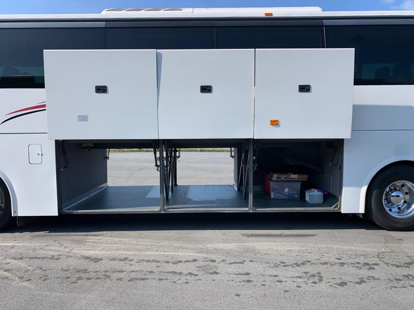 2014 White /Blue VOLO D13 with an Diesel engine, I-Shift transmission, 0.000000, 0.000000- Photo#15